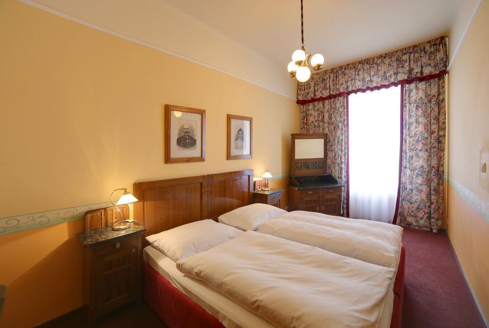 Hotel Kavalir カルロヴィ・ヴァリ エクステリア 写真