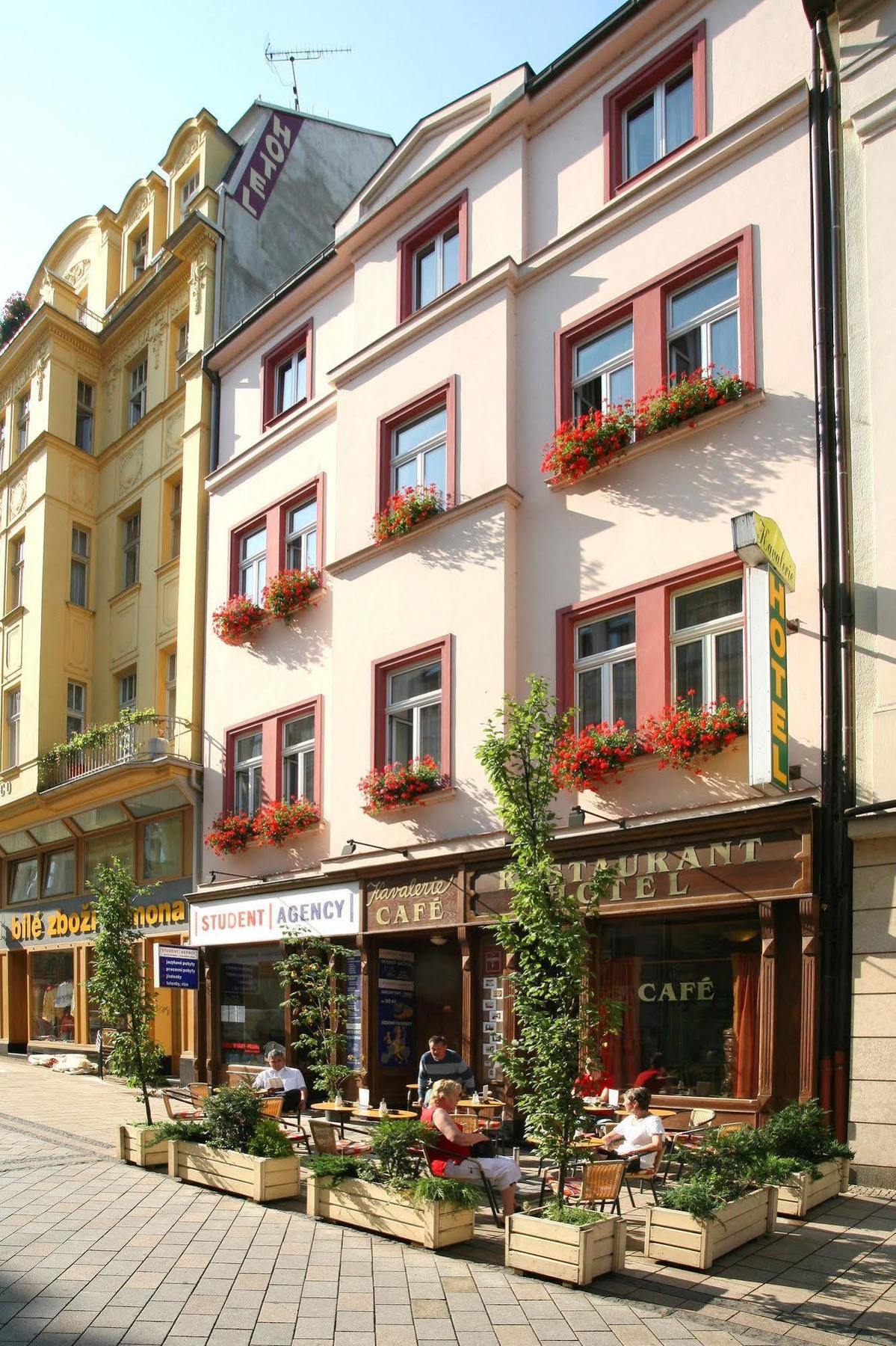 Hotel Kavalir カルロヴィ・ヴァリ エクステリア 写真