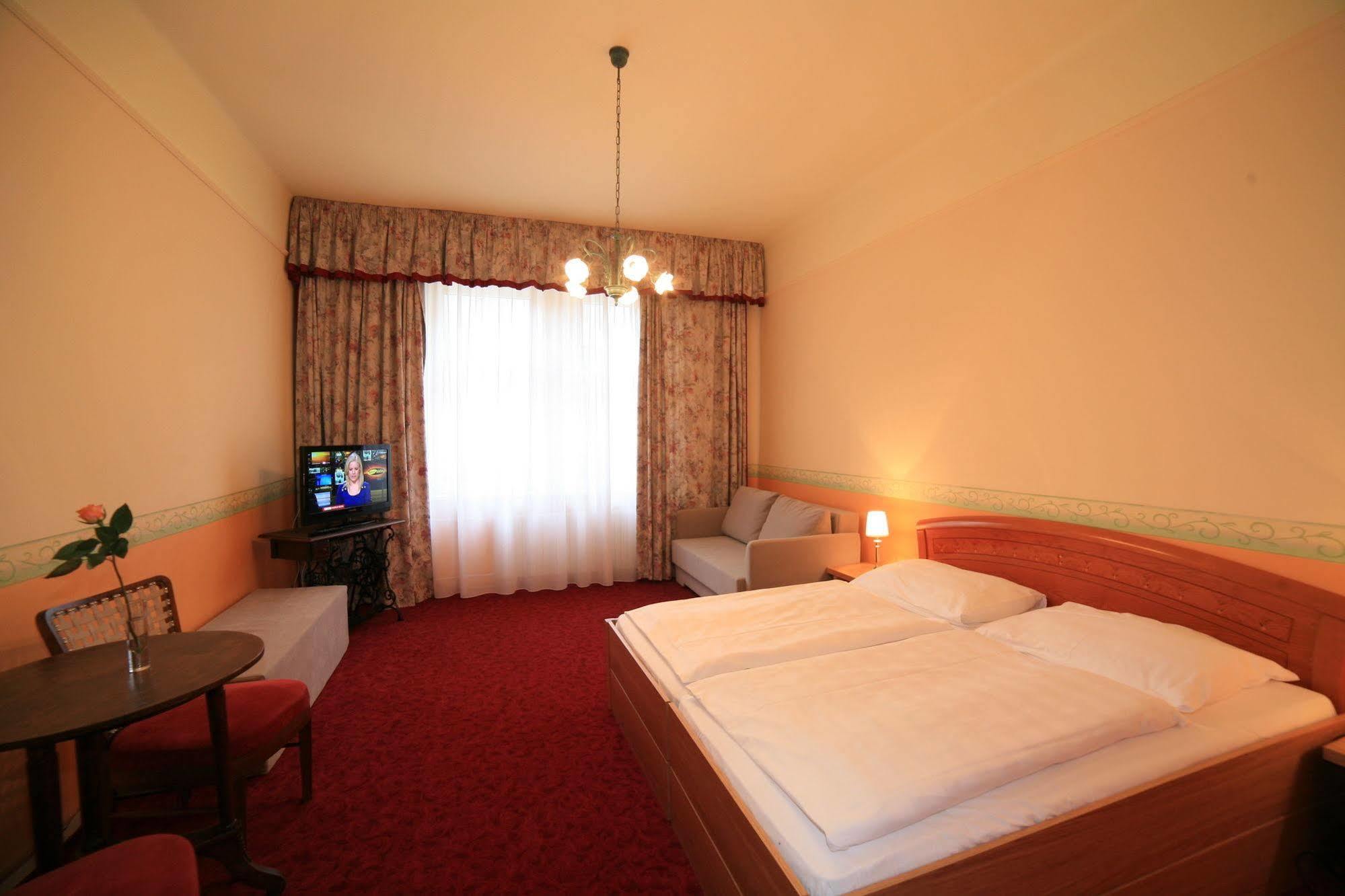 Hotel Kavalir カルロヴィ・ヴァリ エクステリア 写真