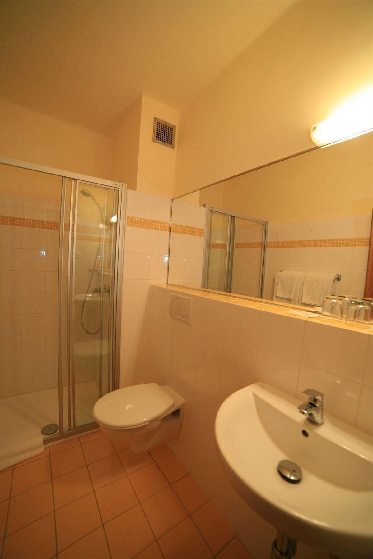 Hotel Kavalir カルロヴィ・ヴァリ エクステリア 写真
